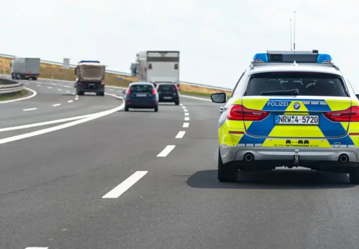 Niemiecka policja na autostradzie. Zastanawiasz się, ile kosztuje autostrada w Niemczech? Obecnie jest bezpłatna dla samochodów osobowych.
