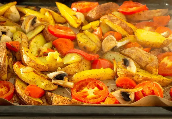 Pieczone ziemniaki, pomidory i pieczarki, przygotowane z użyciem funkcji grill w piekarniku.