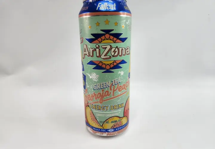 Puszka Arizona Green Tea Georgia Peach. Czy napój Arizona to energetyk? Tak, jest to lekko gazowany napój energetyczny.
