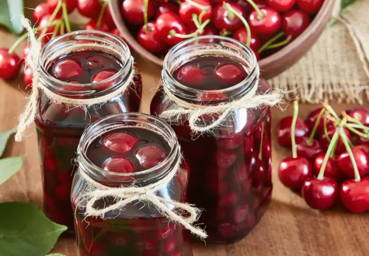 Kompot z wiśni mrożonych: jak zrobić pyszny napój na upalne dni?