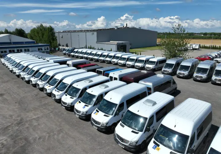 Wynajem busa Poznań: Cennik i porady, jak nie przepłacić!