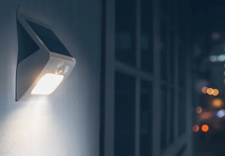 Luz solar con sensor de movimiento se activa al detectar presencia, iluminando la noche.