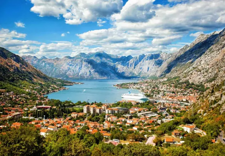 Bucht von Kotor, Montenegro: rote Dächer, Berge, Kreuzfahrtschiff. Entdecken Sie die Geheimtipps dieser malerischen Küstenstadt.