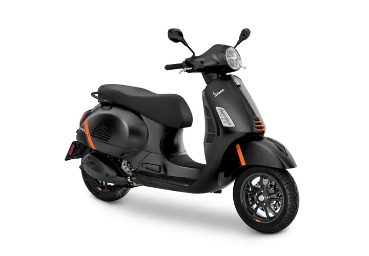 Vespa GTS 300 negra con detalles naranjas, asiento deportivo y llantas de aleación.