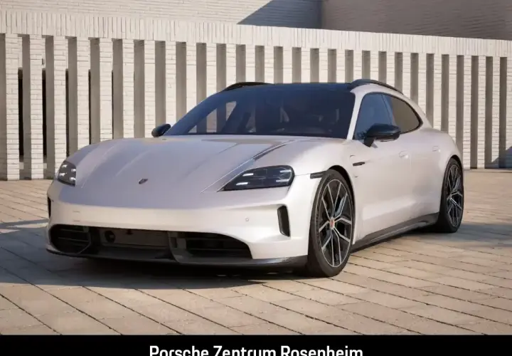 Biały Porsche Taycan Cross Turismo na tle nowoczesnej architektury. Sprawdź aktualną porsche taycan cena.