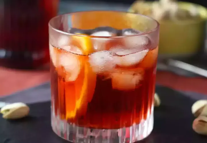 Klasyczny negroni przepis: orzeźwiający koktajl z lodem i pomarańczą. Idealny na letnie wieczory.