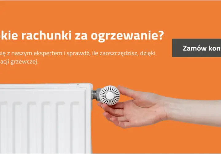 Ręka reguluje termostat grzejnika. Dowiedz się, jak obliczyć zapotrzebowanie energetyczne domu i obniżyć rachunki.
