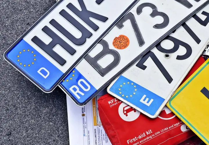 Tablice rejestracyjne z Niemiec (D), Rumunii (RO) i Węgier (HU). Nmk, jaki to kraj?