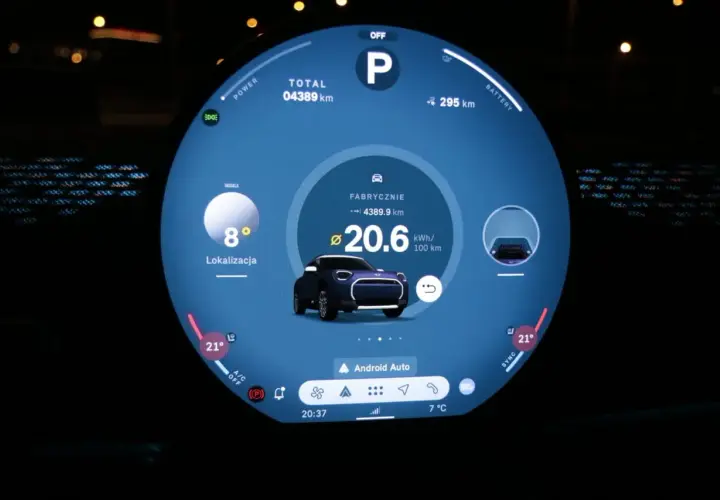 Cyfrowy kokpit samochodu elektrycznego. Widoczny jest model Mini, zasięg 295 km, zużycie 20.6 kWh/100 km. To jest właśnie ac mini co to za auto.
