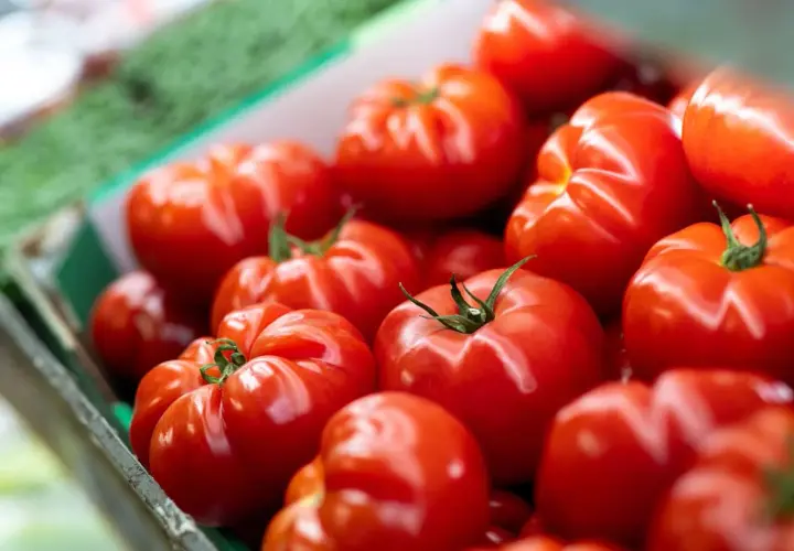 Un panier rempli de tomates rouges et juteuses, un vrai truc de grand-mère pour avoir de belles tomates.