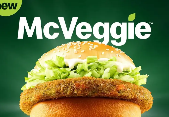 Nowy McVeggie, wege burger McDonald's, z chrupiącym kotletem warzywnym i świeżą sałatą.