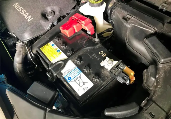 Akumulator Nissan z oznaczeniem Pb. Czy kupując akumulator trzeba oddać stary? Warto sprawdzić lokalne przepisy.