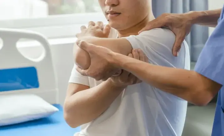 Ortopeda czy fizjoterapeuta przy bólu pleców? Sprawdź, kogo wybrać!