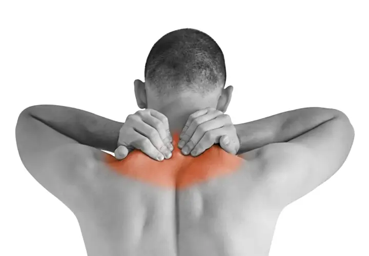 Hombre con dolor en el cuello y hombros, resaltado en rojo, sugiriendo un **pinzamiento nervio trapecio**.