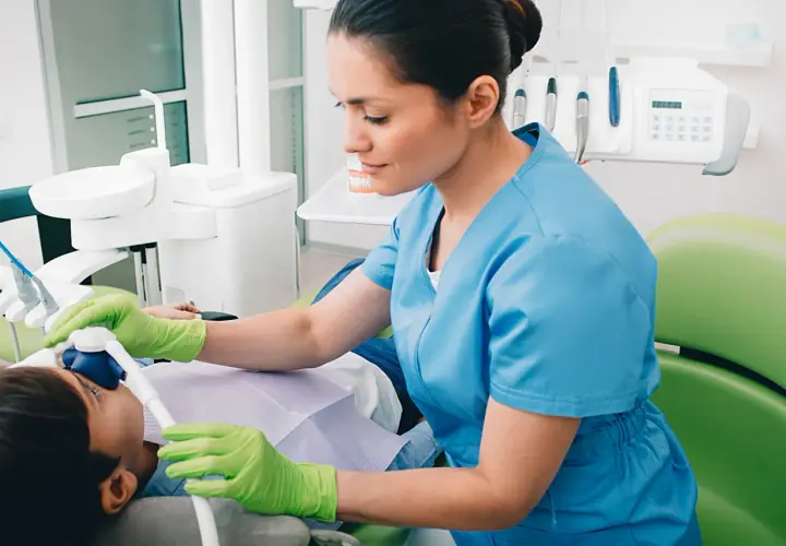 Czym znieczula dentysta? Poznaj skuteczne metody bez bólu
