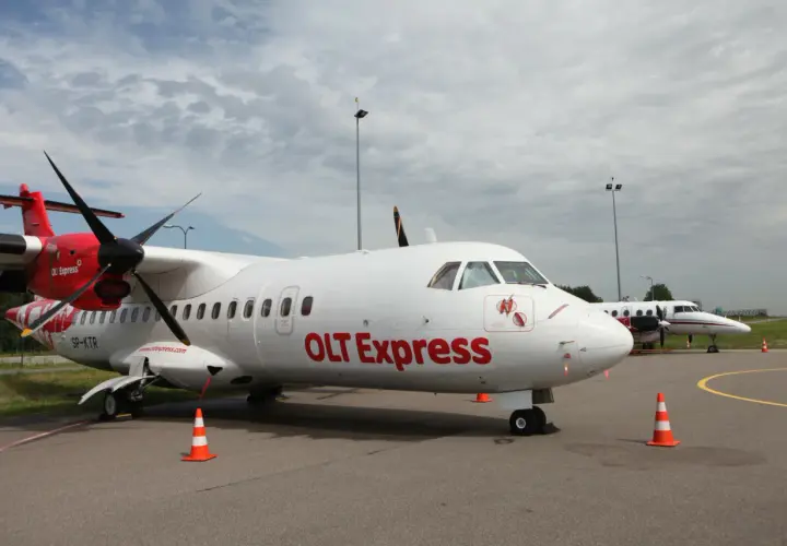 Samolot OLT Express na płycie lotniska.