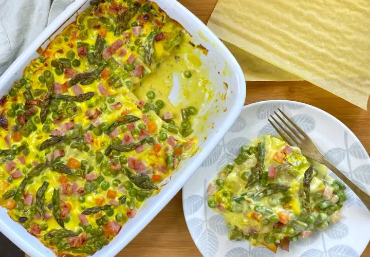 Lasagne primavera con asparagi, piselli e prosciutto cotto, un piatto colorato e gustoso.
