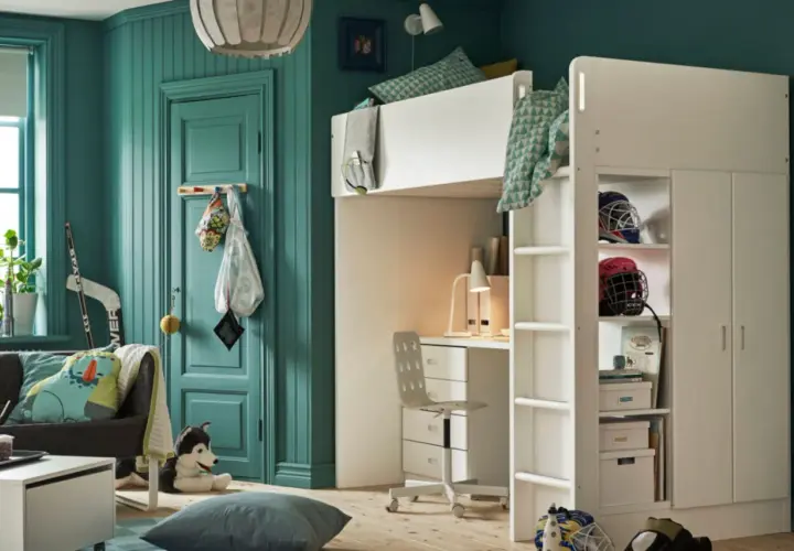 Coole Jugendzimmer Ideen: Hochbett mit Schreibtisch, Hockeyausrüstung und Kuscheltieren.
