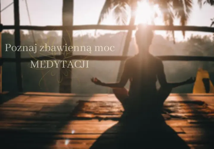 Sylwetka osoby medytującej o wschodzie słońca. Poznaj zbawienną moc medytacji.