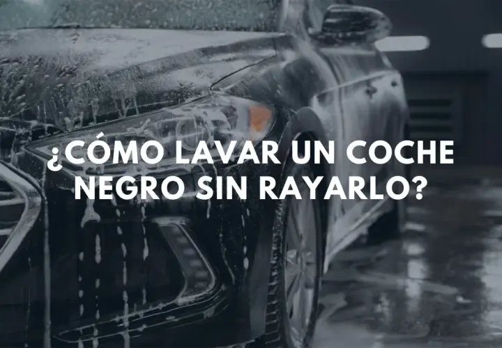 ¿Cómo lavar un coche negro en casa sin rayarlo? El coche está cubierto de espuma, listo para un lavado seguro.