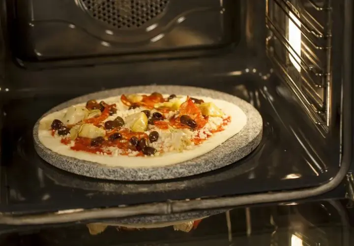 Ile piec pizzę na kamieniu, aby uzyskać idealny smak i chrupkość?