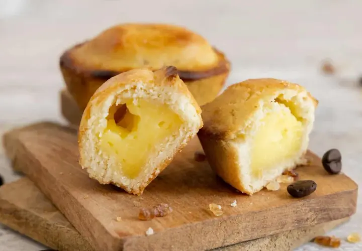 Pasticciotti leccesi, dolci tipici da provare a Lecce, con ripieno cremoso alla crema pasticcera.