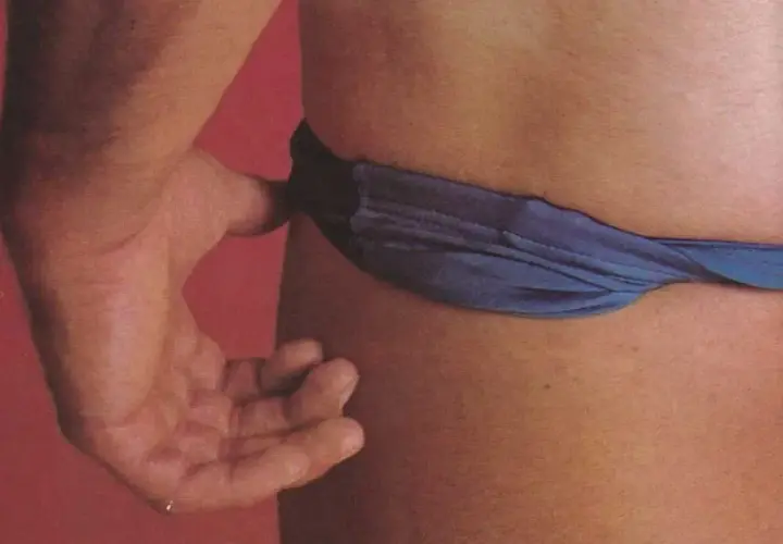 Mano che stringe un laccio blu, evocando il kink significato di piacere e trasgressione.