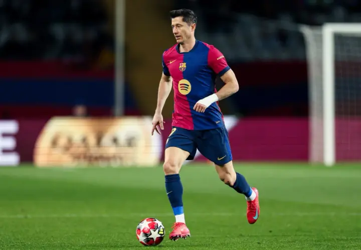 Robert Lewandowski w akcji, walczy o pozycję w klasyfikacji strzelców La Liga.