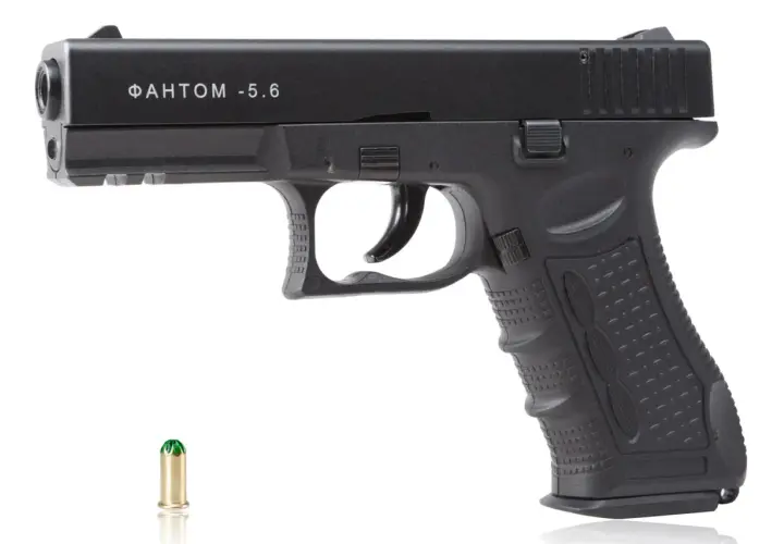 Czarny pistolet hukowy 6mm z Czech, model "ФАНТОМ -5.6", obok naboju.