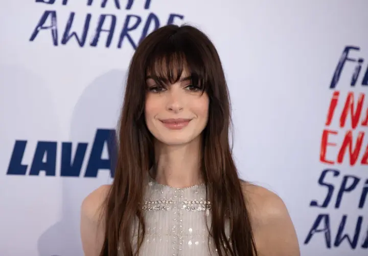 Anne Hathaway, marząc o przyszłości swoich dzieci, błyszczy na czerwonym dywanie.