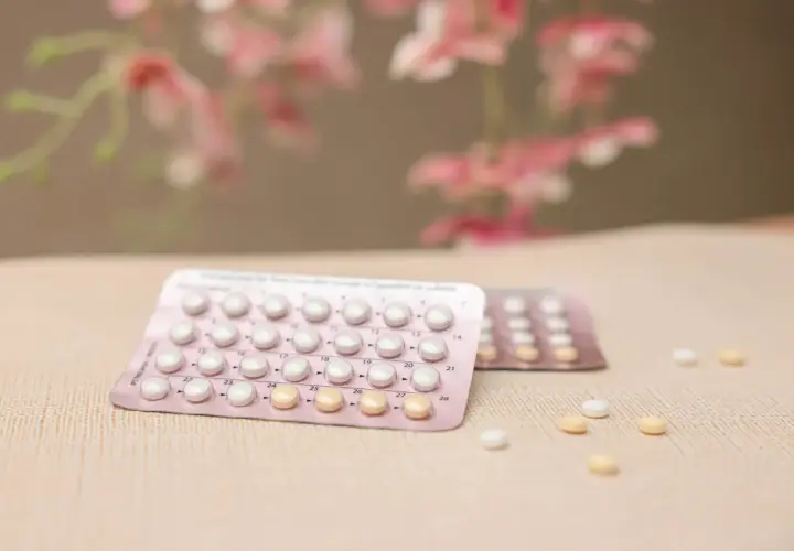 Zwei Blisterpackungen mit Verhütungspillen liegen auf einer hellen Oberfläche. Die Pille ab 40 ist eine Option für Frauen.