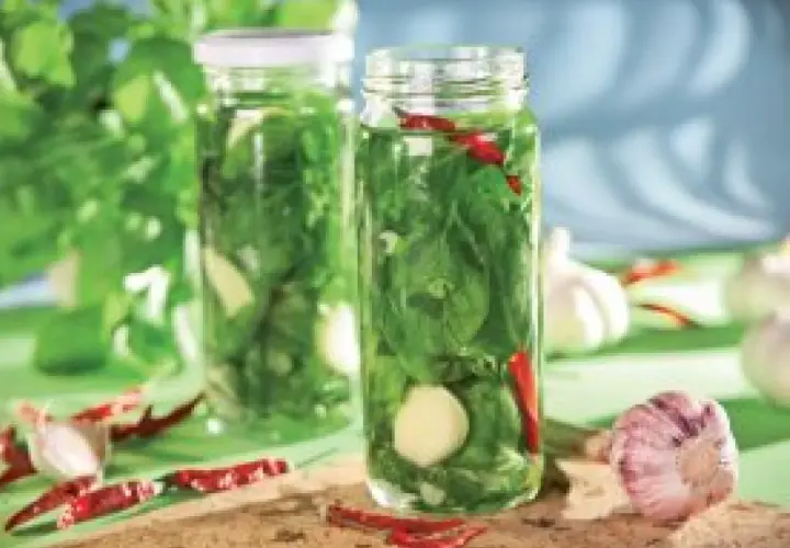 Słoiki z bazylią, czosnkiem i chili. Świetny sposób, co zrobic z lisci bazylii, by zachować ich aromat na dłużej.
