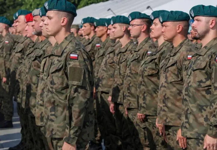 Żołnierze w mundurach stoją w szeregu. Czy w wieku 40 lat można iść do wojska? Tak, wiek nie jest przeszkodą dla chętnych do służby.