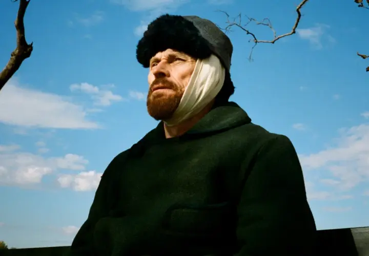 W filmie o van Goghu Willem Dafoe jako malarz z zabandażowanym uchem, w czapce i ciemnym płaszczu, patrzy w niebo.