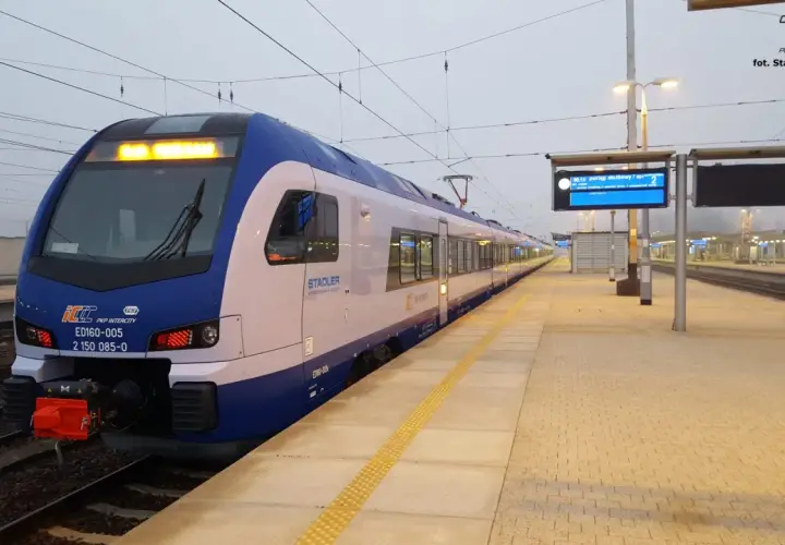 Nowoczesny pociąg FLIRT PKP Intercity na stacji. Czekam na podróż, może spotkam kogoś wyjątkowego.