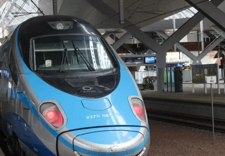 Nowoczesny pociąg PKP Pendolino na stacji. Czekamy na odjazd, ale chwilowo trwa przerwa techniczna PKP.