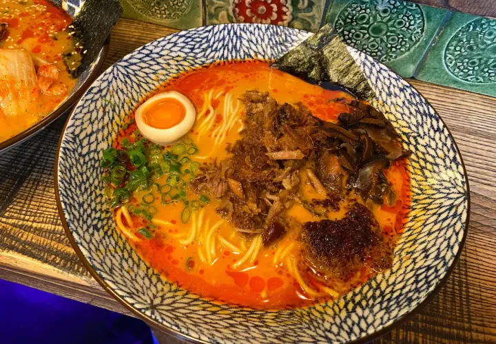 Aksamitny bulion, makaron, jajko i mięso – to musi być najlepszy ramen w Warszawie.