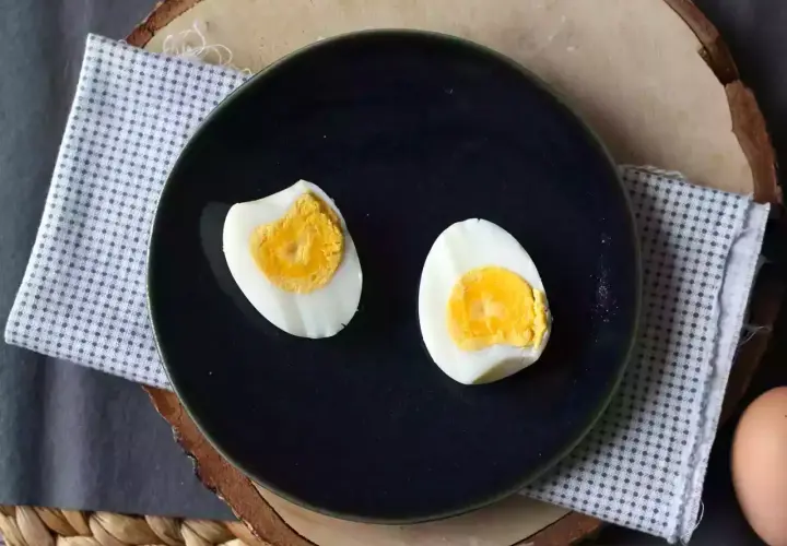 Deux moitiés d'oeuf dur, prêtes en un instant. Parfait pour un petit-déjeuner rapide ou une collation saine.