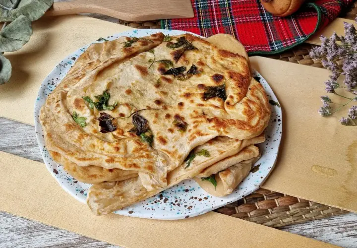 Pan plano casero con yogur, hierbas y un toque dorado. ¡Perfecto para tu próxima receta!