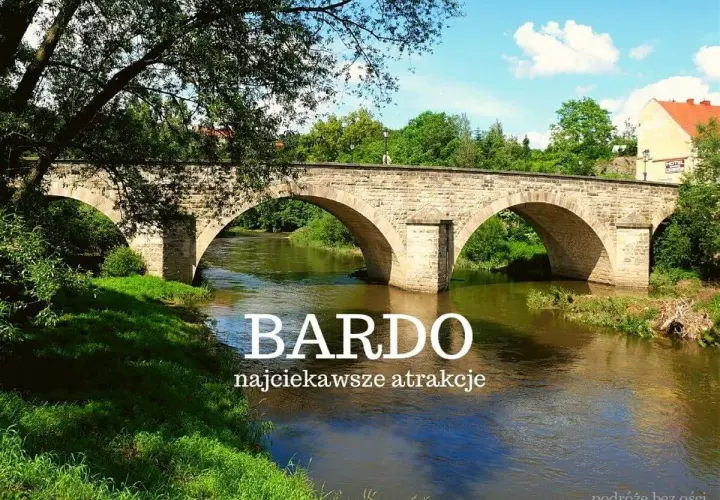 Kamienny most w Bardo Śląskim nad rwącą rzeką, otoczony zielenią. Idealne miejsce na podróże bez ości.