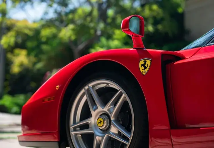 Ile kosztuje Ferrari Enzo? Poznaj aktualne ceny i czynniki wpływające na wartość