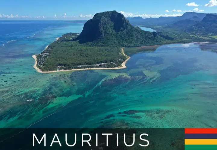 Mauritius unterwasser wasserfall: Ein atemberaubender Blick auf die Küste mit dem Le Morne Brabant Berg und dem optischen Trugbild eines unterseeischen Wasserfalls.