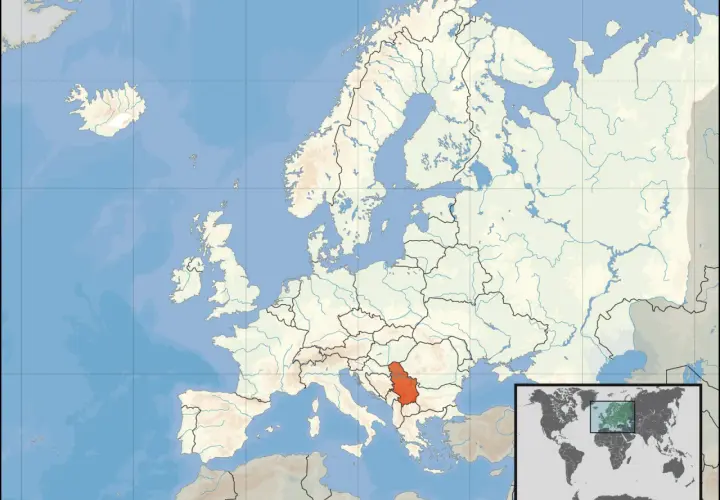 Mapa Europy z zaznaczoną na czerwono Serbią. Gdzie jest Serbia? W południowo-wschodniej części kontynentu.