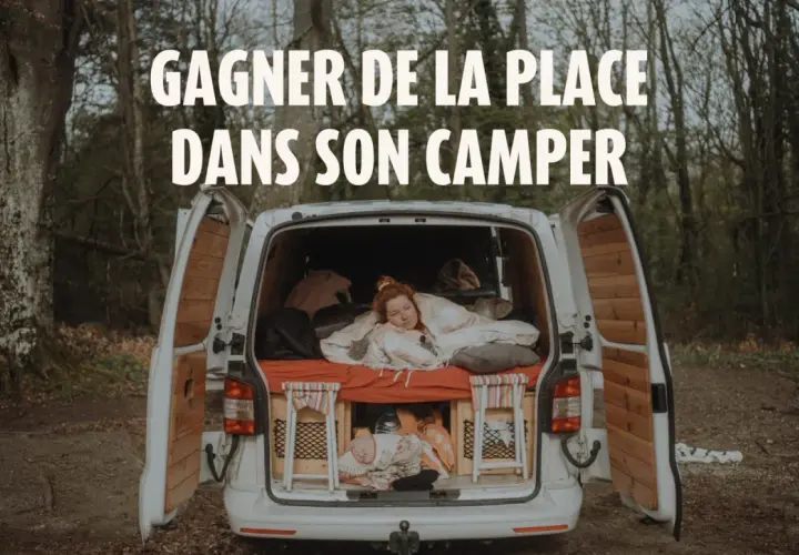 Aménagement astucieux pour gagner de la place dans son camping-car. Une femme se repose dans un lit douillet, entourée de solutions de rangement ingénieuses.