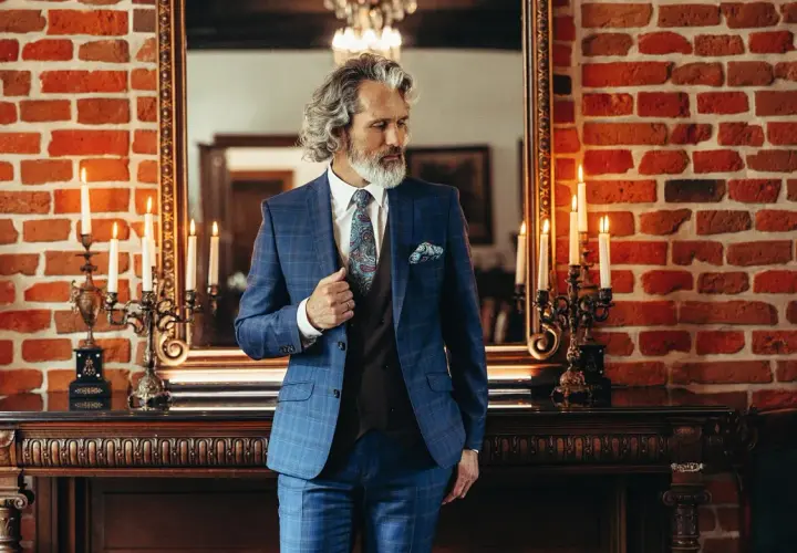 Elegancki garnitur dla ojca pana młodego, w kratę, z kamizelką i wzorzystą poszetką.