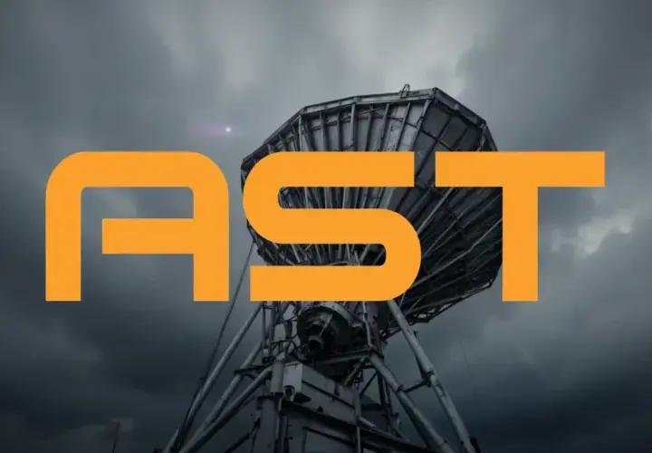 AST-Logo über einer Satellitenschüssel im Sturm. Die AST SPACEMOBILE AKTIE könnte bald abheben.
