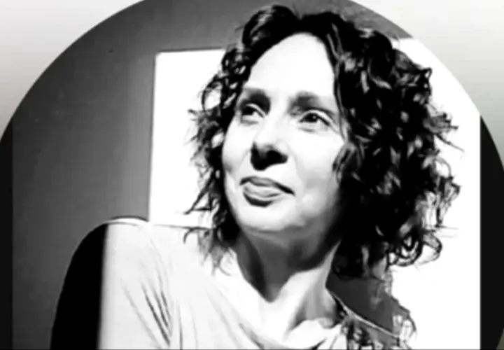 Karolina Kuczyńska w kadrze, jej spojrzenie sugeruje refleksję nad rozstaniem.