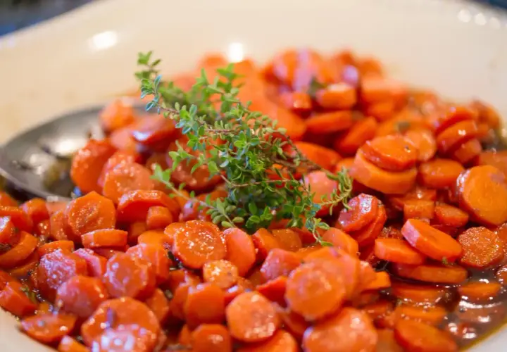 Carottes Vichy cookeo, tendres et glacées, garnies d'une branche de thym frais. Un délice simple et savoureux.
