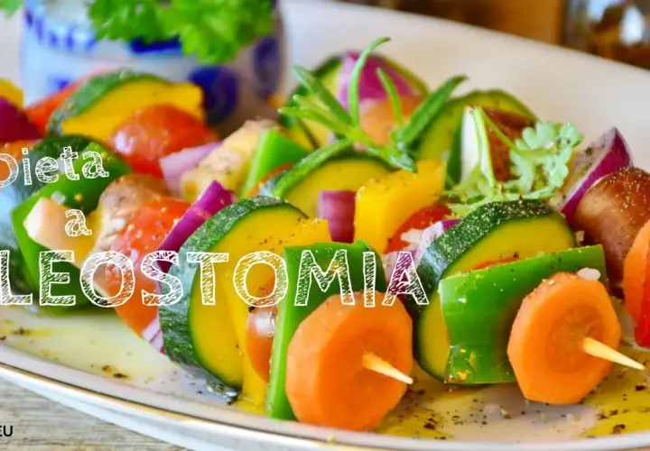 Kolorowe szaszłyki warzywne z napisem "Dieta a ileostomia". Zdrowe jedzenie dla osób po operacji.