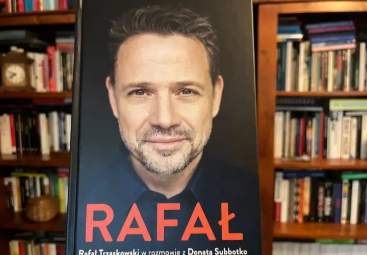 Okładka książki "Rafał" z wizerunkiem Rafała Trzaskowskiego. W rozmowie poruszono m.in. temat jego wykształcenia.